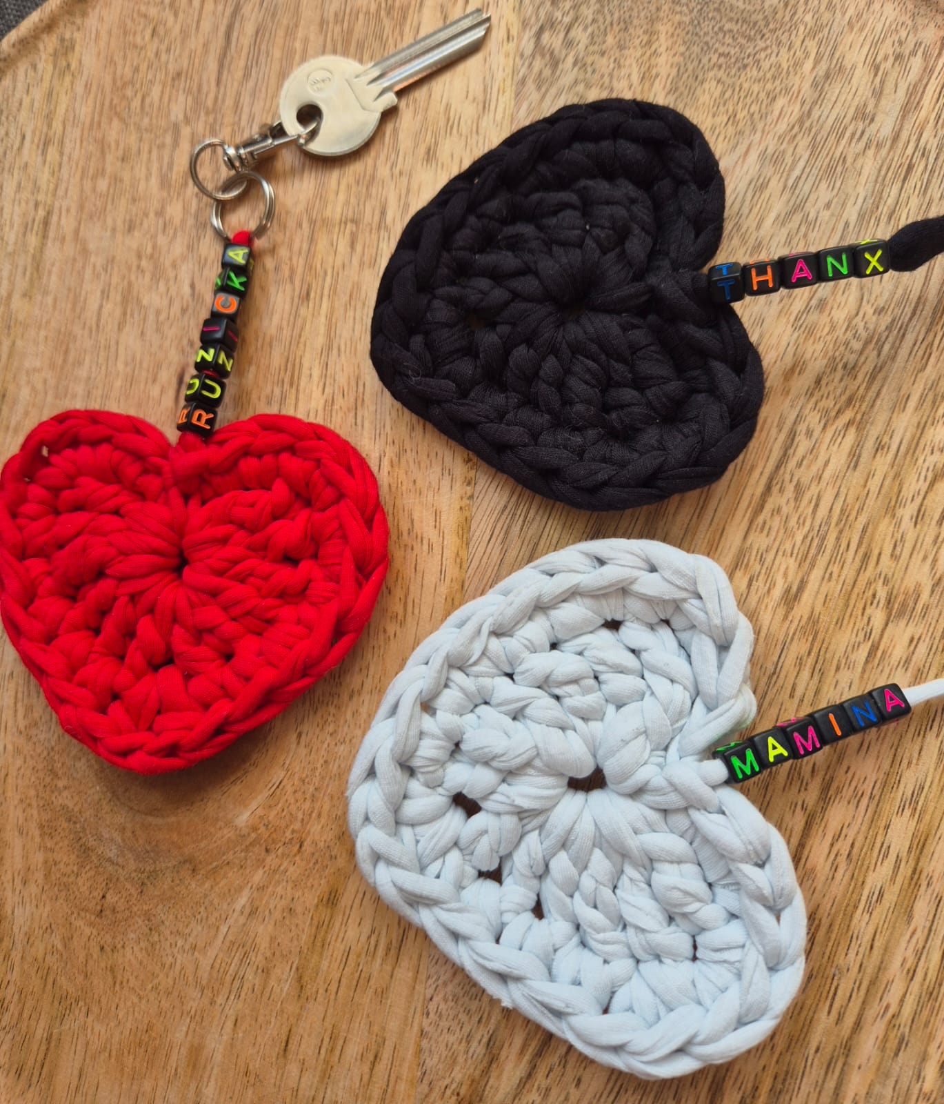 Personalizované háčkované srdcia s korálkovými menami